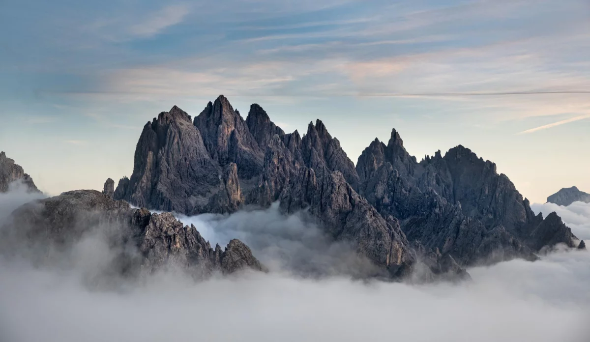 Półkotapczan z sofą – idealne rozwiązanie dla małych przestrzeni